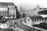 Blick auf die Fassade KaDeWe mit dem Wittenbergplatz und der Gedächtniskirche, um 1930