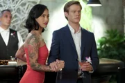 Desi Nguyen (Levy Tran, l.); Angus MacGyver (Lucas Till, r.)