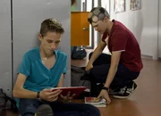 Dominik (Yannick Rau) recherchiert, was mit Mila los ist. (re. Paul Uhlemann)