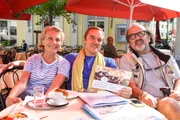 Im Bild: Aufgetischt Regisseurin Claudia Pöchlauer mit Christian Tichy, Choreograf und Mastermind des alljährlichen sommerlichen Auftritts des Wiener Staatsopernballetts in Bad Aussee und Kameramann