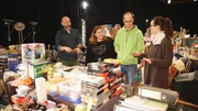 Aufräum-Team Esther Lübke (r.) und Micki Dreeschmann (l.) verändert das Leben einer vierköpfigen Familie aus der Nähe von Nürnberg. Mutter Sabine kann nichts wegwerfen und Vater Jens erträgt das vollgestopfte Haus nicht mehr. Das Experten-Duo hat den gesamten Haushalt der Familie in einer Halle aufgebaut. Jetzt geht es darum, was weg kann und was vieliecht weg kann.