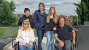 Bettina Böttinger (Mitte) besucht Luisa und Lennard Schilling. Beide Eltern sitzen querschnittsgelähmt im Rollstuhl.