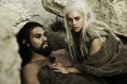 Daenerys (Emilia Clarke) beendet Khal Drogos (Jason Momoa) Leiden..