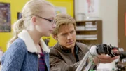 Die hochintelligente Schülerin Valerie Larson (Amiah Miller, l.) fachsimpelt mit MacGyver (Lucas Till, r.) über Chemie und Physik, als pötzlich fünf Männer den Klassenraum stürmen und Valerie entführen. Was haben sie mit dem Mädchen vor? Und können Mac und sein Team Valerie finden?