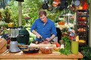 Outdoor-"Grillmeister" Bobby Flay widmet sich in jeder Episode einer anderen Region und verwendet dabei zahlreiche Zutaten aus der ganzen Welt.