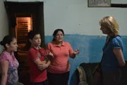 Lusdary Arias Gomez und ihr Enkel Jamez erzählen Marietta Slomka von den Kriegszeiten in ihrem Viertel in Medellin/Kolumbien.
