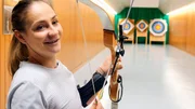 Es ist dieser eine Moment, in dem sich zu viele unglückliche Umstände verketten: Kristina Vogel stürzt. Schwer. So schwer, dass die Doppel-Olympiasiegerin im Bahnradfahren ihr Leben fortan unterteilen muss. In jenes vorher auf dem Rad und das andere, das neue, im Rollstuhl. In der Öffentlichkeit beeindruckt die 28jährige mit ihrer Stärke und Kraft, doch kann ein Mensch so viel Kraft haben? Foto: Bogenschiessen gehört zum Reha-Programm bei Kristina Vogel.