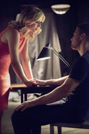 Oliver Queen (Stephen Amell) und Felicity Smoak (Emily Bett Rickards) ziehen sich ins Privatleben zurück und beschäftigen sich mit den Annehmlichkeiten des bürgerlichen Lebens. Doch dann wird Starling City erneut von Anschlägen erschüttert.