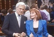 Mona (Katherine Helmond, r.) verspielt im Casino Jasons (Robert Culp, l.) Geld.