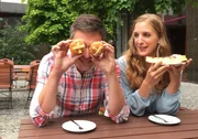Die "X:enius"-Moderatoren Caro und Gunnar beim Mittagessen im Max-Planck-Institut für Kognitions- und Neurowissenschaften in Leipzig