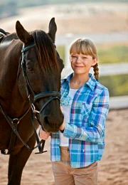 Stevie (Lauren Dixon) mit ihrem Pferd "Belle".
