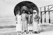 Strandleben in Sellin um 1930. Der Fotograf Hans Knospe (*1899 – †1999) lichtet mehr als 80 Jahre lang Urlauber an Rügens Stränden ab.
