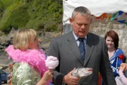 Doc Martin (Martin Clunes, r.) würde alles dafür geben, wenn Louisas Mutter Eleanor (Louise Jameson, l.) bald wieder abreisen würde. Das ist allerdings überhaupt nicht im Interesse seiner Freundin ...