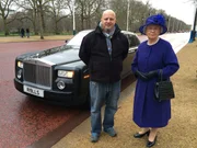 London: Detlef posiert mit dem Oberhaupt der Königsfamilie - nein, so war es doch nicht ganz, die Lady in blau ist der Queen-Double Mary Reynolds.