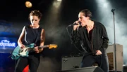 Gruppe "Savages" mit Sängerin Jehnny Beth (r) und Gemma Thompson (guitar).