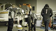 Adrian und Ingo reparieren das Flugzeug.