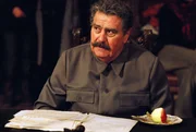 Ed Araquel (604) 773-8305. . Stalin (Avtandil Makharadze) hat offenbar einen Sohn von einer früheren Bediensteten. . Die rote Verschwörung