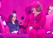 Comedy-Prinzessin Cindy aus Marzahn (r.) wirft sich für ihr aktuelles Bühnenprogramm "Pink is bjiutiful" in Schale. Getreu dem Motto "Is' det Leben noch so oll, mach es einfach bjutiful" unterhält die pinkliebende Entertainerin das Publikum im Berliner Velodrom ...