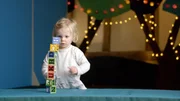 Abigail baut einen Turm