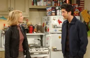 Rachel hat ihre Schwester Amy (Christina Applegate, l.) gebeten, auf ihre Tochter aufzupassen, doch Ross (David Schwimmer, r.) ist davon überhaupt nicht begeistert ...