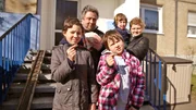Mutter Tina (29) und Vater Heiko (35) wollen raus aus der Armut. Die Familie aus Halle-Neustadt lebt mit ihren drei Kindern Jasmin (11), Lena (9) und Pascal (4) in einem Plattenbau.