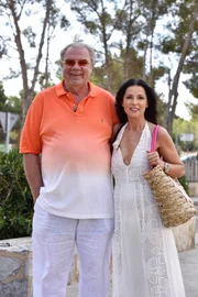 Er bewohnt die teuerste Villa auf Mallorca, ist Millionen schwer, aber trotzdem immer auf der Suche nach der nächsten Geschäftsidee: Fürst Heinz von Sayn-Wittgenstein, hier mit seiner Frau Andrea.