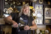 Big Harry (Harry Schmidt) hat Angst um seine Lizenz. In seiner Kneipe sind Gäste mit einer Methanolvergiftung zusammengebrochen.