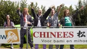 Barrie (Flip van der Kuil, li.), Gerrie (Tim Haars), Richard (Huub Smit), Rikkert (Wesley van Gaalen) und Robbie (Steffen Haars) liefern sich mit den Hooligans aus dem Nachbarkaff Schijndel immer wieder erbarmungslose Gefechte, illegale Autorennen und gewaltige Schlägereien.