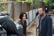 Während Weller (Sullivan Stapleton, r.) Jane (Jaimie Alexander, l.) nach wie vor für die seit 25 Jahren vermisste Taylor Shaw hält, wird diese in ihrer Wohnung von einem Mann aus ihrer Vergangenheit überrascht ...