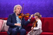 Thomas Gottschalk (l.) und Elisa-Marie (r.) an der Geige. Doch wer hat das größere Talent?