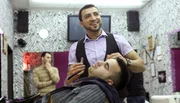 Friseur Hassan arbeitet gern im "Untergrund" - sein Frisiersalon liegt im unterirdischen Teil des Bonner Hauptbahnhofs.