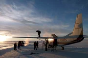 MDR Fernsehen IM TIEFFLUG ZUM NORDPOL, am Samstag (30.03.13) um 13:30 Uhr.
Bei minus 25 Grad ist das Enteisen des Expeditionsfliegers eine mühseelige Arbeit
(Foto für alle 4 Teile verwendbar)