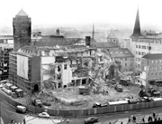 Das historische Rathaus in Essen wird 1964 abgerissen ? es muss einem Kaufhaus weichen.