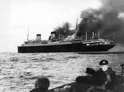 Das Ende einer Legende: Am 19. Dezember 1939 verlässt die Besatzung der "Columbus" ihr Schiff und setzt es in Brand. Die Selbstversenkung war der letzte Ausweg, um nicht von britischen Kriegsschiffen gekapert zu werden.