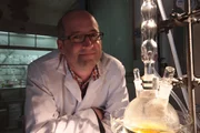 Moderator Prof. Mark Miodownik stellt Bakelit her - einer der ersten Kunststoffe, die geschaffen wurden.