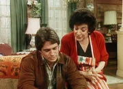 Mrs. Rossini (Rhoda Gemignani, r.) erzählt Tony (Tony Danza, l.) einige Dinge über seine verstorbene Frau, von denen er keine Ahnung hatte.