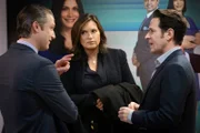 Das TV-Nachrichtenmagazin "America's Worst Crimes" mit Moderator Skip Peterson (Rob Morrow, r.) berichtet von einer Gruppenvergewaltigung auf dem Campus der Hudson Universität. Jetzt müssen Dominick "Sonny" Carisi (Peter Scanavino) und Olivia Benson (Mariska Hargitay) nur den Täter finden...