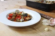 Tomaten mit Muscheln und Knoblauch