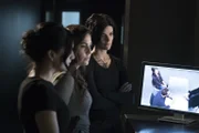 Müssen einem immens gefährlichen Verbrechersyndikat den Garaus machen: (v.l.n.r.) NSA-Agentin Nas Kamal (Archie Panjabi), Tasha Zapata (Audrey Esparza) und Jane Doe (Jaimie Alexander) ...