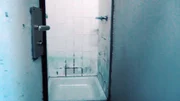 Die gemeinschaftlichen Sanitäranlagen in einem abbruchreifen Mehrfamilienhaus in Ludiwgshafen Mundenheim; heute das Zuhause von sozial schwachen Familien.