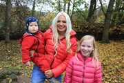 Ilona E. mit ihren Kindern Sophie und Jaron.