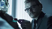 Ditlev Pram (Pilou Asback) erpresst den Liebhaber (Dan Zahle) seiner Frau.
