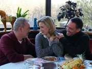 Weil er sich mitschuldig fühlt, dass Iris' (Kristin Meyer) Portemonnaie auf einer Sightseeing-Tour geklaut wurde, bietet Daniel (Hans Christiani, li.) ihr und Alexander (Nik Breidenbach) aus schlechtem Gewissen an, bei ihm unterzukommen.