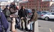 Markus Lanz führt mit dem obdachlosen Roman ein Straßeninterview.