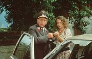 Gendarm Gilch (Maxl Graf, l.); Laura Sterneck (Karina Thayenthal, r.)