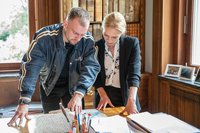 Finden Dombrowski (Eric Stehfest, l.) und Julia Durant (Sandra Borgmann, r.) im Haus des Verdächtigen wichtige Hinweise auf die grausamen Mädchenmorde? Finden Dombrowski (Eric Stehfest, l.) und Julia Durant (Sandra Borgmann, r.) im Haus des Verdächtigen wichtige Hinweise auf die grausamen Mädchenmorde?