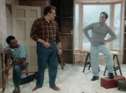 Tony (Tony Danza, r.) nervt Joe (Vic Polizos, M.) mit ständig neuen Ideen für den Umbau des Hauses.