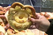 Die Brezel - hier mit Ananas - ist eine bekannte Spezialität aus der schwäbischen Backstube.