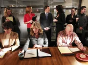 Krisenstimmung unter den Anwälten Eli (Jonny Lee Miller, hinten 3.v.l.), Taylor (Natasha Henstridge, vorne M.), Maggie (Julie Gonzalo, hinten 2.v.l.) und Marci Klein (Katey Sagal, hinten 3.v.r.) ...