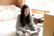 Akiko (Sakura Ando) lebt ein zurückgezogenes Leben und verbringt den Großteil ihrer Zeit mit Videospielen.